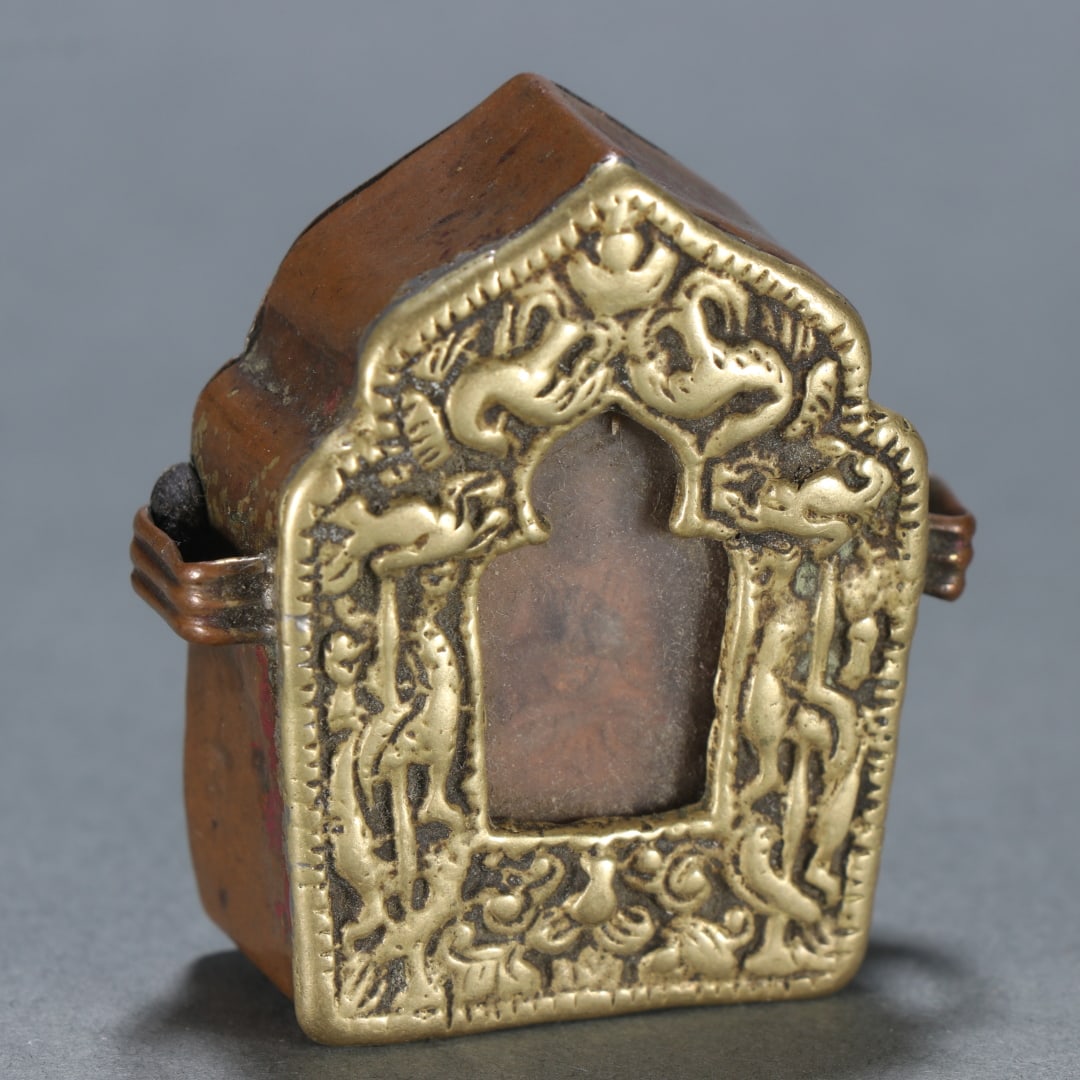 A beautifully gilt black box: Exquisite copper-gilt black box Size:H:5cmW:4.7cmW:0.05kg (The Dimensions Of All Batches Are Manually Measured.If You Need More Detailed Information, Please Contact Our Customer Service Before Bidding