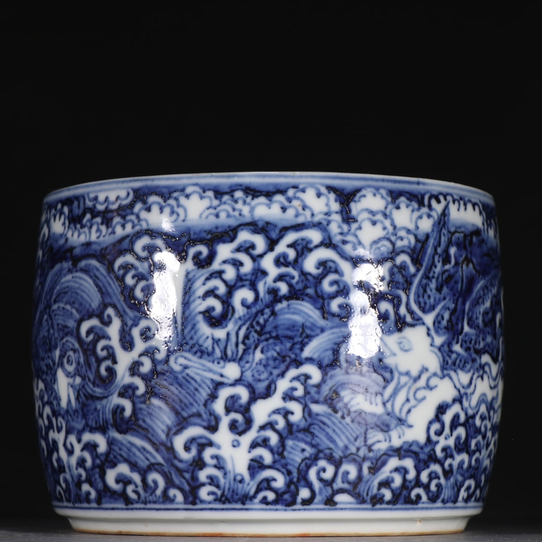 A blue and white seawater sea beast pattern cricket jar made in the Xuande year of the Ming Dynasty (1 of 5)