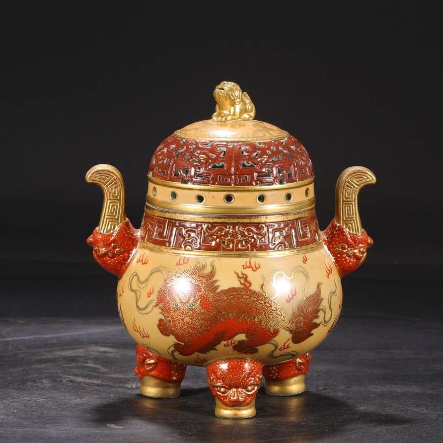 A Qing Dynasty Qianlong year enamel gold-painted lion hollow cauldron-style lid pot smoker: Qing Dynasty Qianlong year enamel gold-painted lion hollow tripod lid pot smoker Size:H:20cmCalibre10cmD:17.5cm (The Dimensions Of All Batches Are Manually Measured.If You Need More Detailed Informati