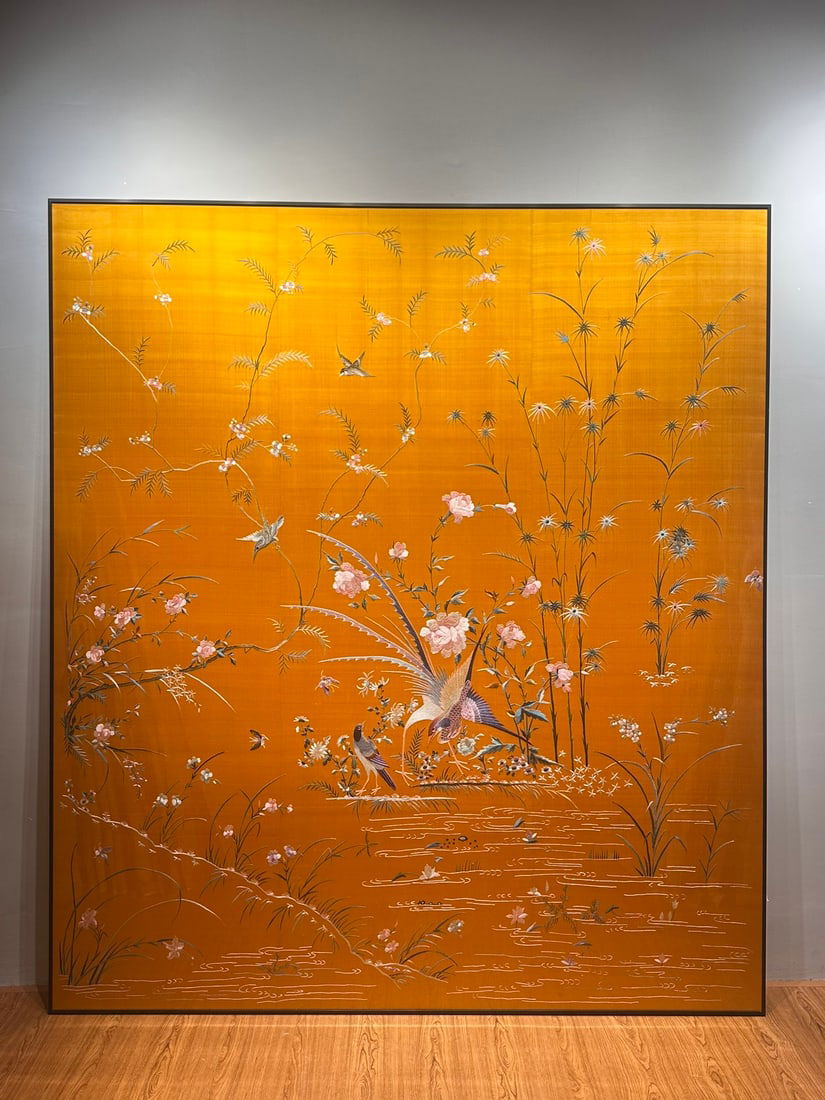 A large-size yellow Cantonese embroidery from the Republic of China period is the icing on the cake (1 of 9)