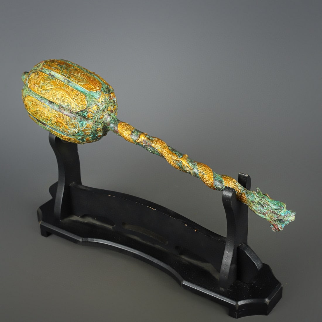 A bronze gold plate dragon hammer of the Han Dynasty: "The bronze gold plate dragon hammer of the Han Dynasty Size:W:1900gL: 44cmW:11cm (The Dimensions Of All Batches Are Manually Measured.If You Need More Detailed Information, Please Contact Our