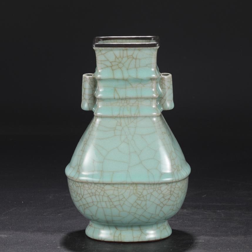A large ear vase used by the Song Dynasty official kiln for the blue glaze silver mouth court: The blue-glazed silver-mouthed court imperial large ear bottle of the official kiln of the Song Dynasty Size:H:23cmCalibre7.5cmBellydiameter14cm (The Dimensions Of All Batches Are Manually Measured.If