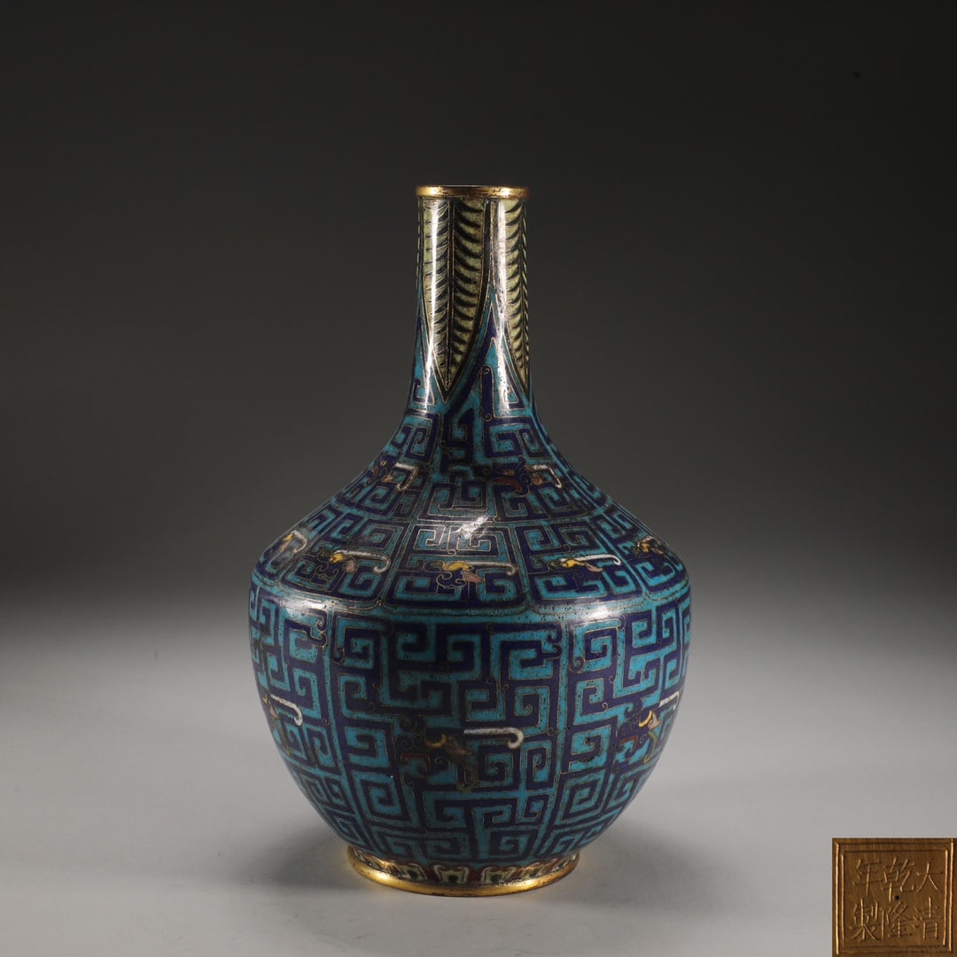 A Qing Dynasty copper-tired cloisonn é cloisonn é enamel Kuilong-pattern appreciation bottle: Qing Dynasty copper tire cloisonné cloisonné enamel Kui dragon pattern appreciation bottle Size:H:31cmD:19cmW:1.7kg (The Dimensions Of All Batches Are Manually Measured.If You