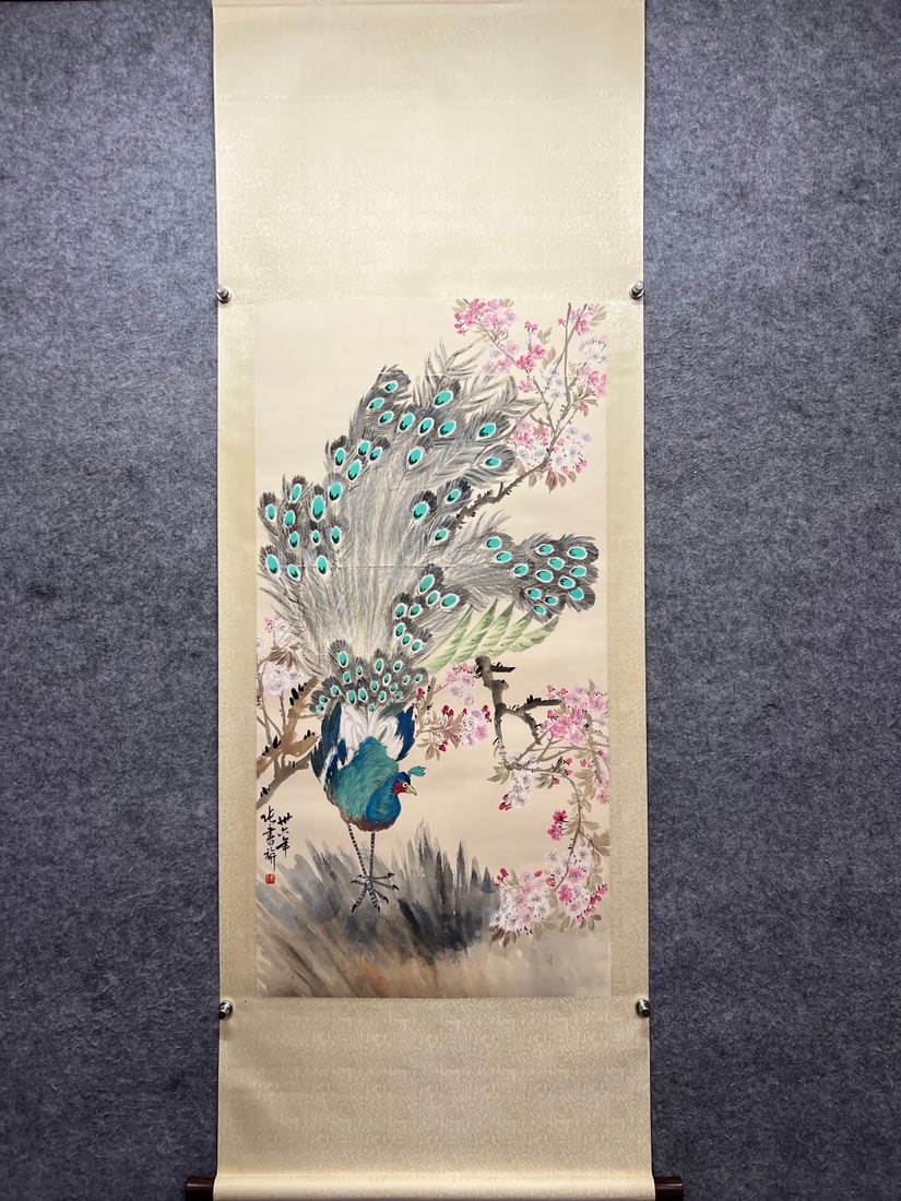 A picture of a peacock cloud with a book flag: Zhang Shuqi's peacock cloud zheng picture Size:Painting core119×60cm (The Dimensions Of All Batches Are Manually Measured.If You Need More Detailed Information, Please Contact Our