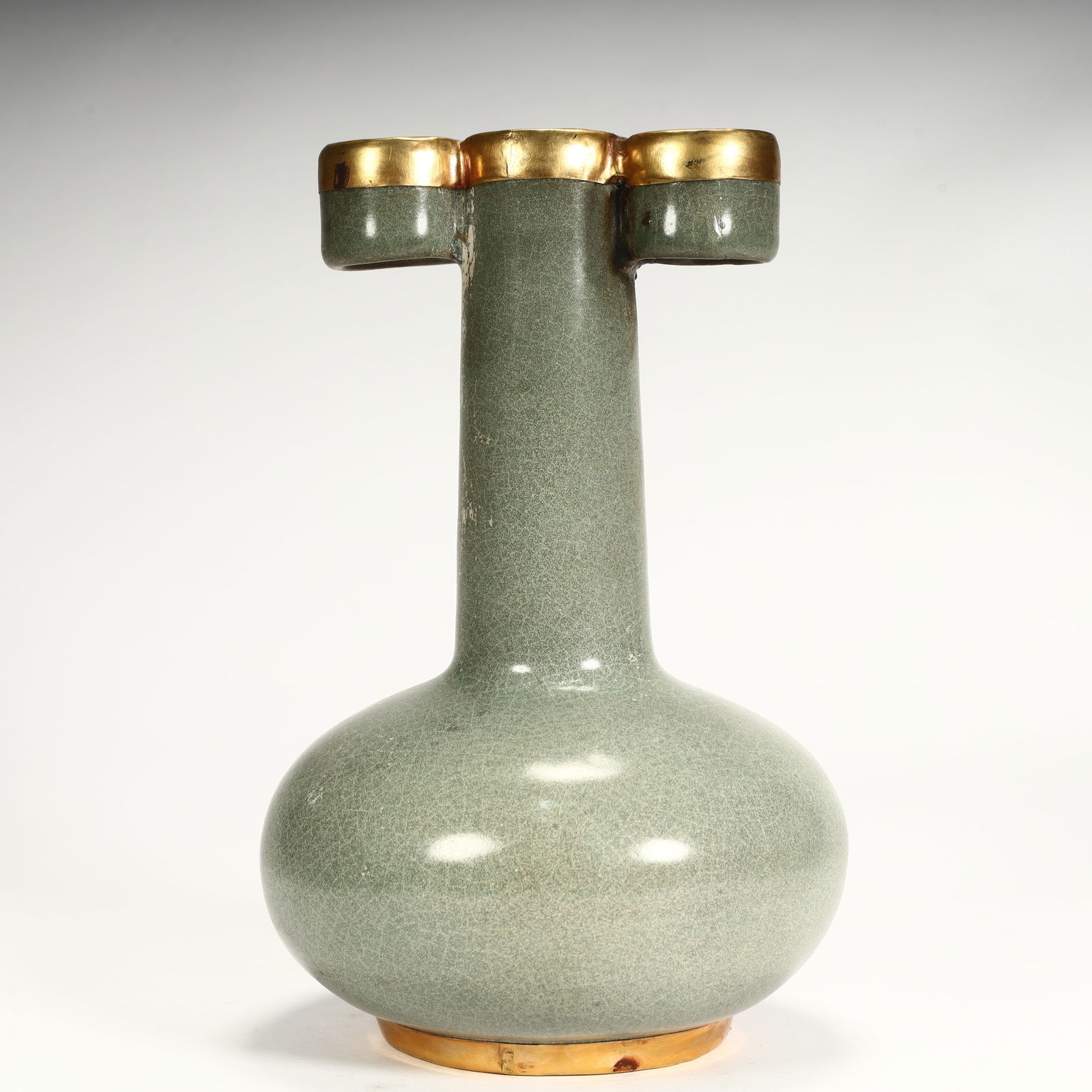 An open-piece gilt ear bottle of the official kiln of the Song Dynasty: The open gilt ear bottle of the official kiln of the Song Dynasty SIZE: H:18.5cm L: 12cm W:12cm W:557g (The Dimensions Of All Batches Are Manually Measured.If You Need More