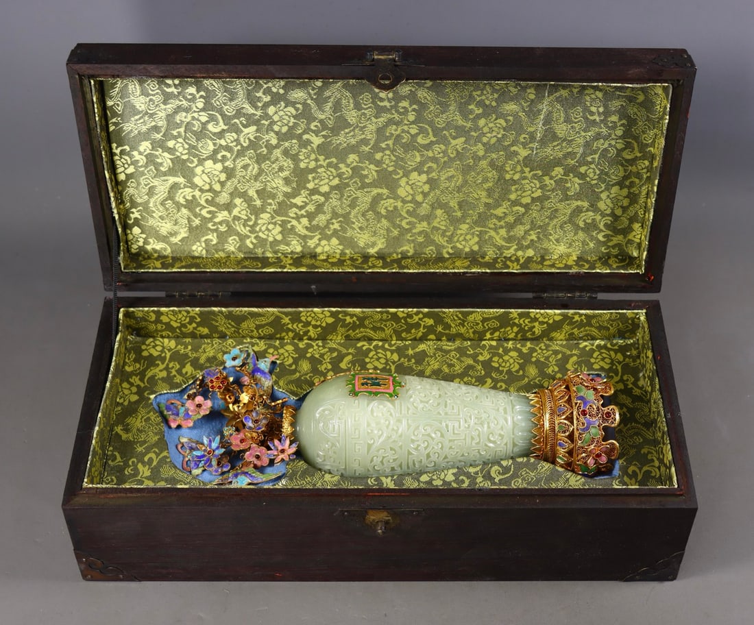 A beautiful handmade silver-gilt inlaid Hetian jade auspicious vase: Exquisite handmade silver-gilt inlaid Hetian jade auspicious vase Size:H:29cmL:11cmW:6.5cmW:0.562kg (The Dimensions Of All Batches Are Manually Measured.If You Need More Detailed