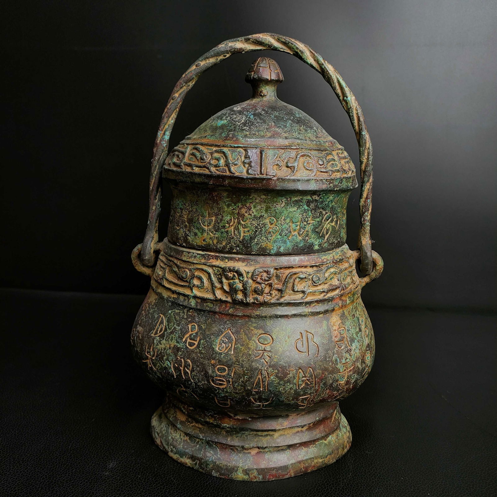 A bronze beam glaze from the Shang and Zhou dynasties: Bronze beam glaze in the Shang and Zhou dynasties Size:H:26cmW:16cmW:2.1kg (The Dimensions Of All Batches Are Manually Measured.If You Need More Detailed Information, Please Contact