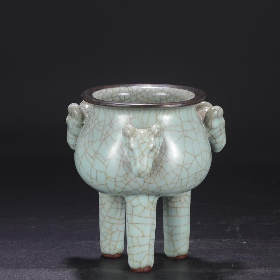 A blue-glazed silver-mouthed court sacrificial ritual vessel of the Song Dynasty official kiln is a: The celadon silver mouth court sacrificial ritual vessel of the official kiln of the Song Dynasty is a three-sheep tripod-style furnace Size:H:18.5cmCalibre13cmD:16.5cm (The