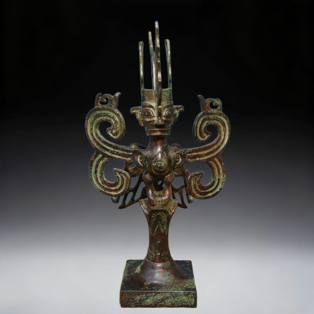 A fine bronze Sanxingdui birdman: Exquisite bronze Sanxingdui birdman Size:L: 16cmH:28cmW:1.05kg (The Dimensions Of All Batches Are Manually Measured.If You Need More Detailed Information, Please Contact Our