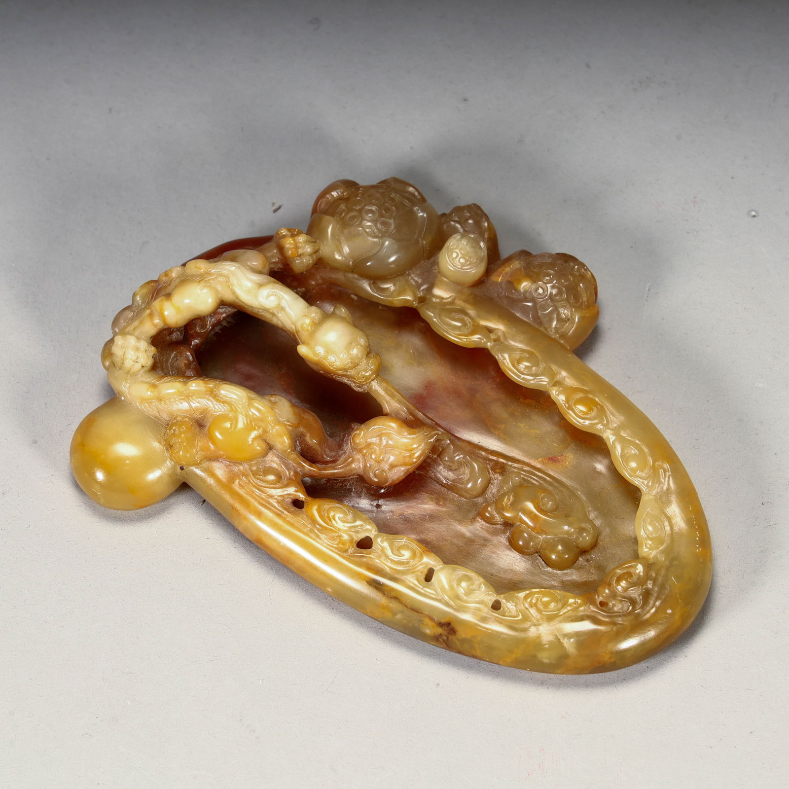 A Qing Dynasty fine Shoushan stone pen washing ornament: Qing Dynasty high-quality Shoushan stone pen washing ornaments Size: L: 10.3cm W:7.2cm W:114.3g (The Dimensions Of All Batches Are Manually Measured.If You Need More Detailed