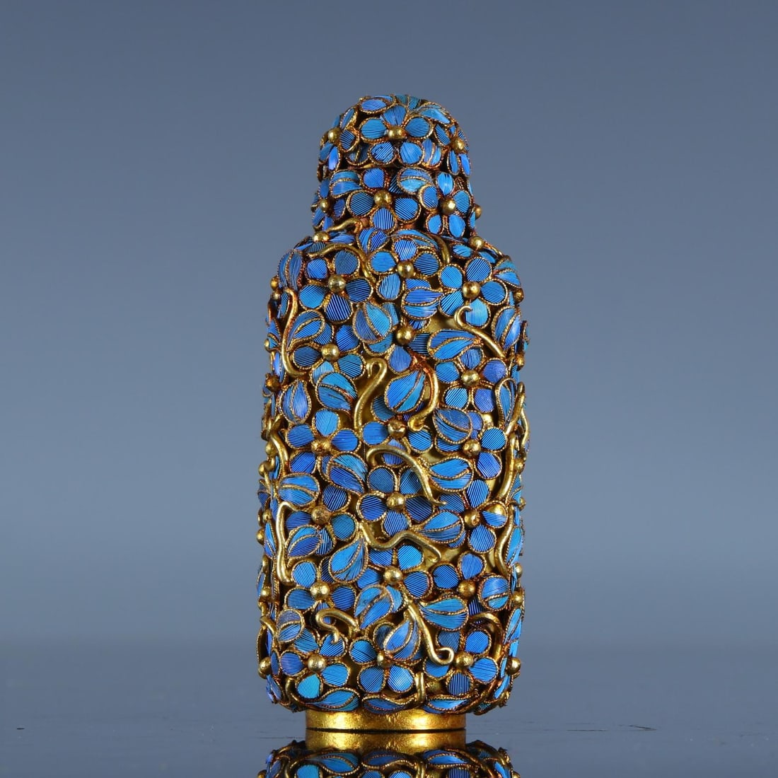 A beautiful gilt dotted floral snuff bottle: Exquisite gilt dot floral snuff bottle Size:H:6.6cmL:2.7cmW:2.6cmW:0.049kg (The Dimensions Of All Batches Are Manually Measured.If You Need More Detailed Information, Please Contact