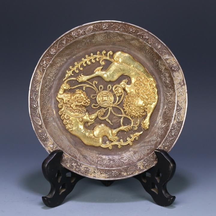 A fine old silverware sterling silver gilt double lion rolling hydrangea appreciation plate: Exquisite old silverware sterling silver gilt double lion rolling hydrangea appreciation plate Size:18.8×1.8cmW:0.1455kg (The Dimensions Of All Batches Are Manually Measured.If You Need More Detailed