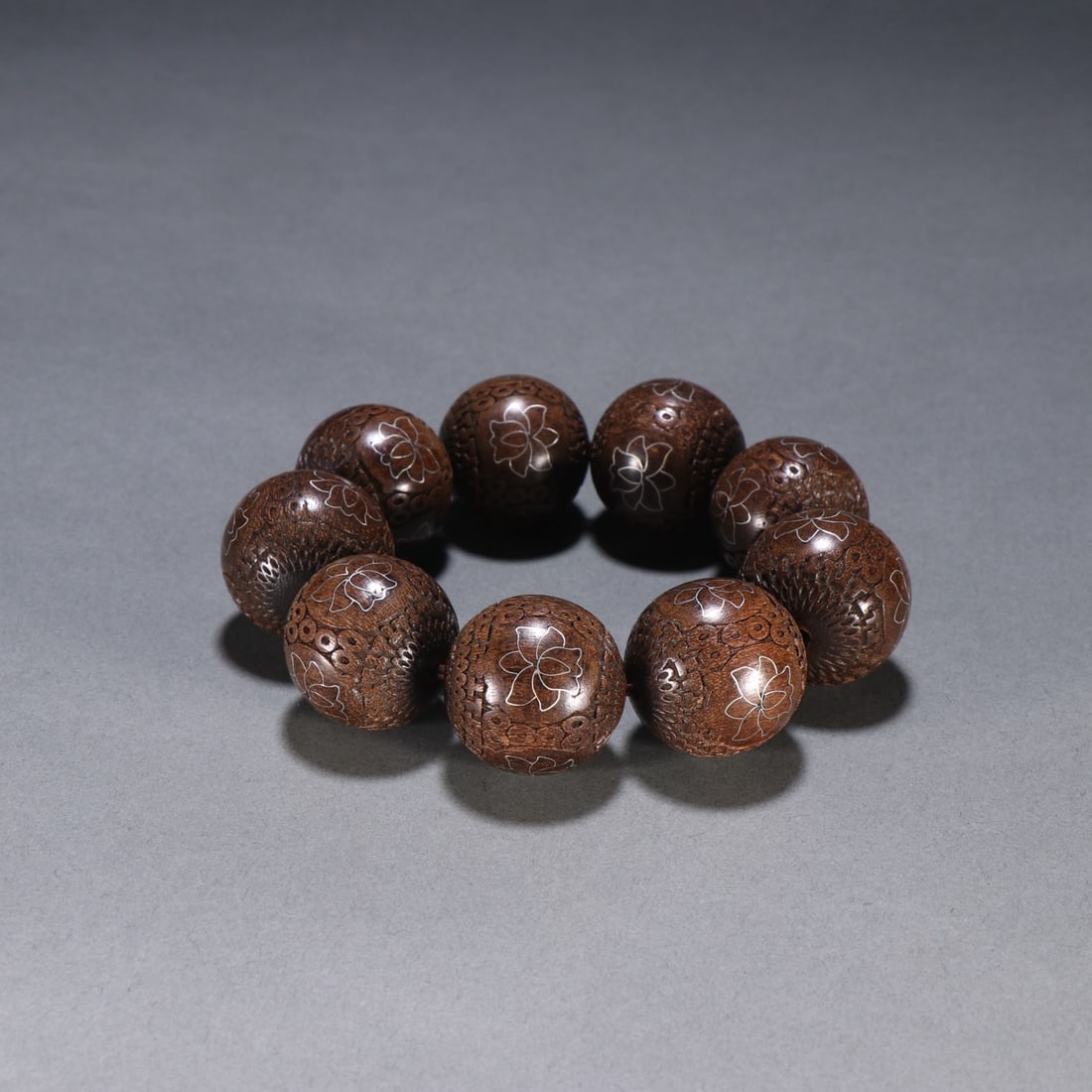 A Qing Dynasty agarwood pinched silver silk pattern bracelet: Qing Dynasty agarwood pinched silver silk pattern bracelet Size:PearlD:3cmW:0.1266kg (The Dimensions Of All Batches Are Manually Measured.If You Need More Detailed Information, Please Contact Our Cust