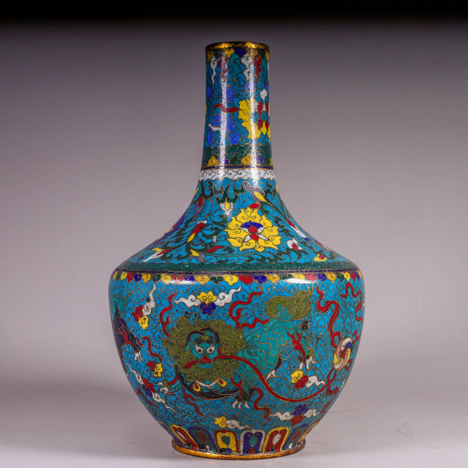 A cloisonn é enamel lion hydrangea vase made in the Jiajing period of the Ming Dynasty (1 of 11)