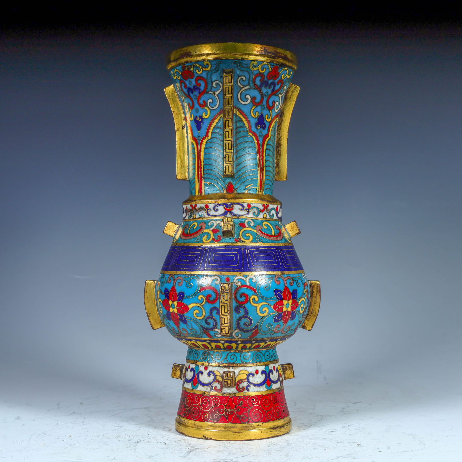 A cloisonn é cloisonn é enamel halberd-shaped flower cup from the Qing Dynasty: The cloisonné cloisonné enamel halberd-shaped flower cup of the Qing Dynasty H:26.4cm W:12cm W:1327g (The Dimensions Of All Batches Are Manually Measured.If You Need More Detailed Information, Pleas