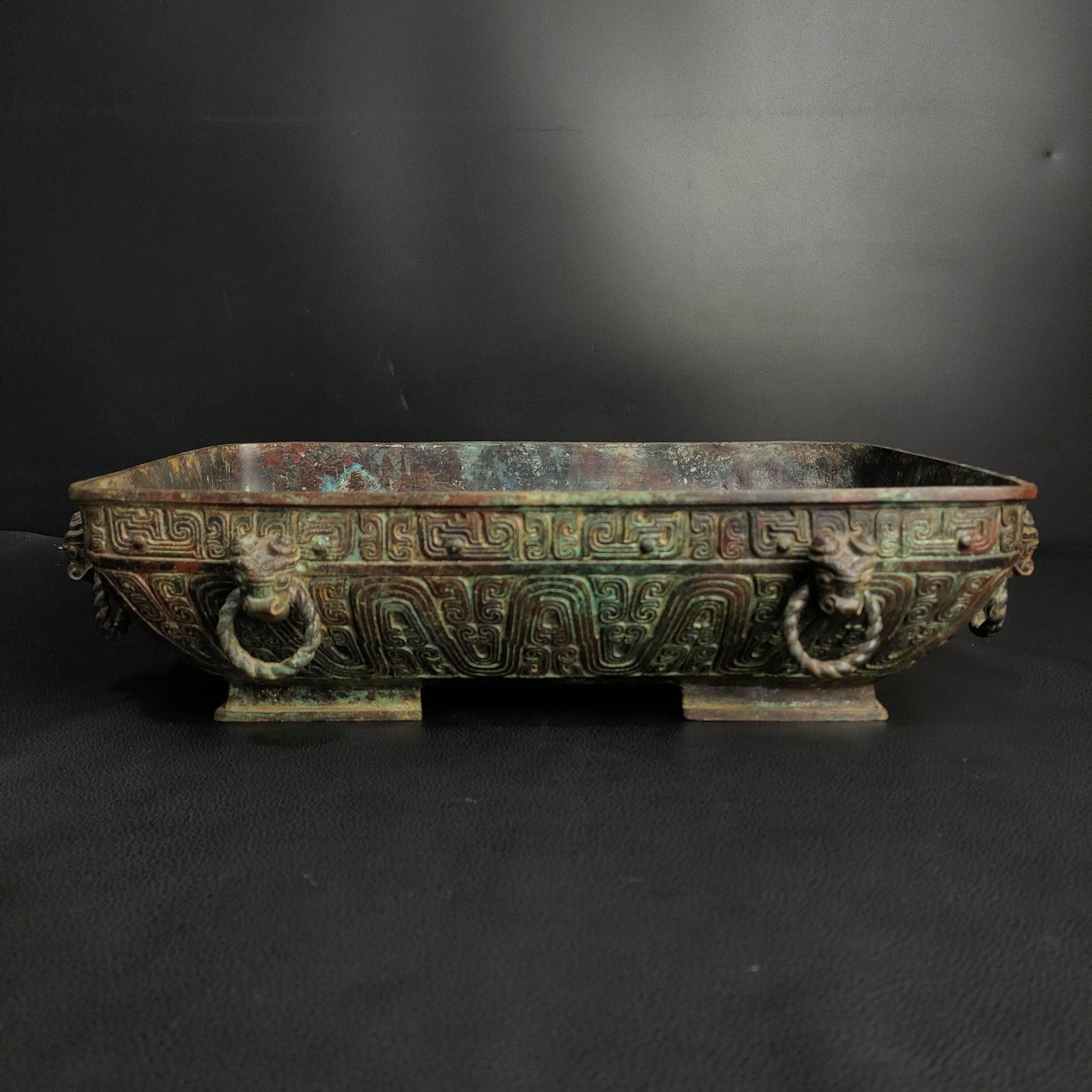 A bronze Guo Jizi white plate from the Shang and Zhou dynasties: Bronze Guo Jizi white plate in the Shang and Zhou dynasties Size:H:10cmW:25cmL:37cmW:4.4kg (The Dimensions Of All Batches Are Manually Measured.If You Need More Detailed Information, Please Contact Ou