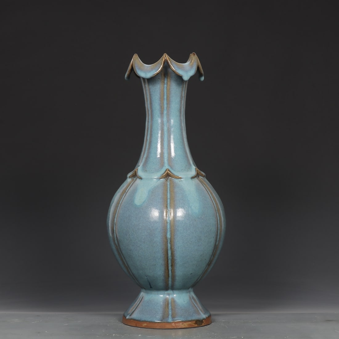 A large bottle with a long neck with a sky blue glaze flower mouth from the Jun kiln in the Song (1 of 9)