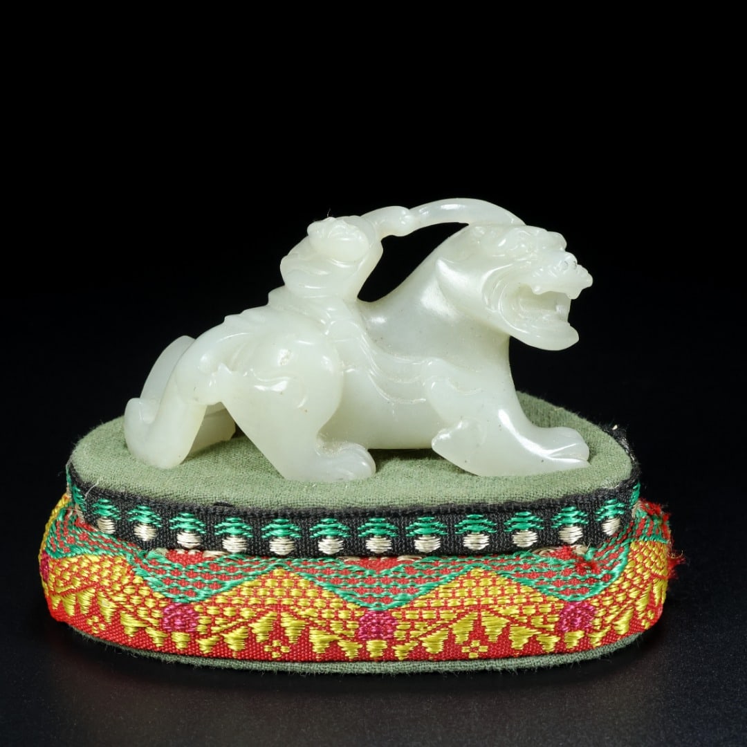 A beautiful Hetian jade beast: Exquisite Hetian jade beast Size:H:4cmL:7cm T:3.5cmW:0.077kg (The Dimensions Of All Batches Are Manually Measured.If You Need More Detailed Information, Please Contact Our Customer Service Before Bidd