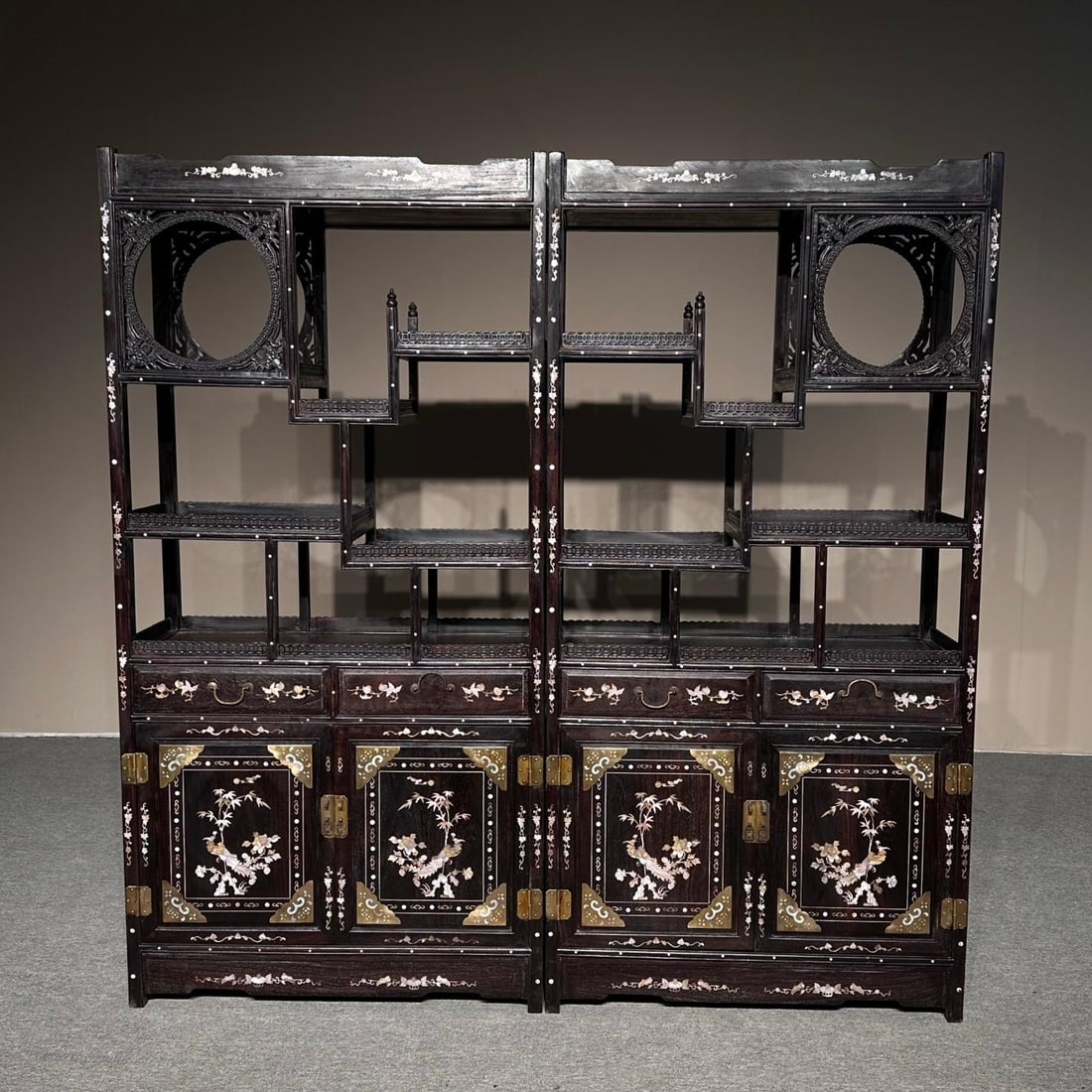 A fine rosewood inlaid shell Bogu frame: Exquisite rosewood inlaid shell Bogu frame Size:196×198×36cm (The Dimensions Of All Batches Are Manually Measured.If You Need More Detailed Information, Please Contact Our Customer Service Before Bi