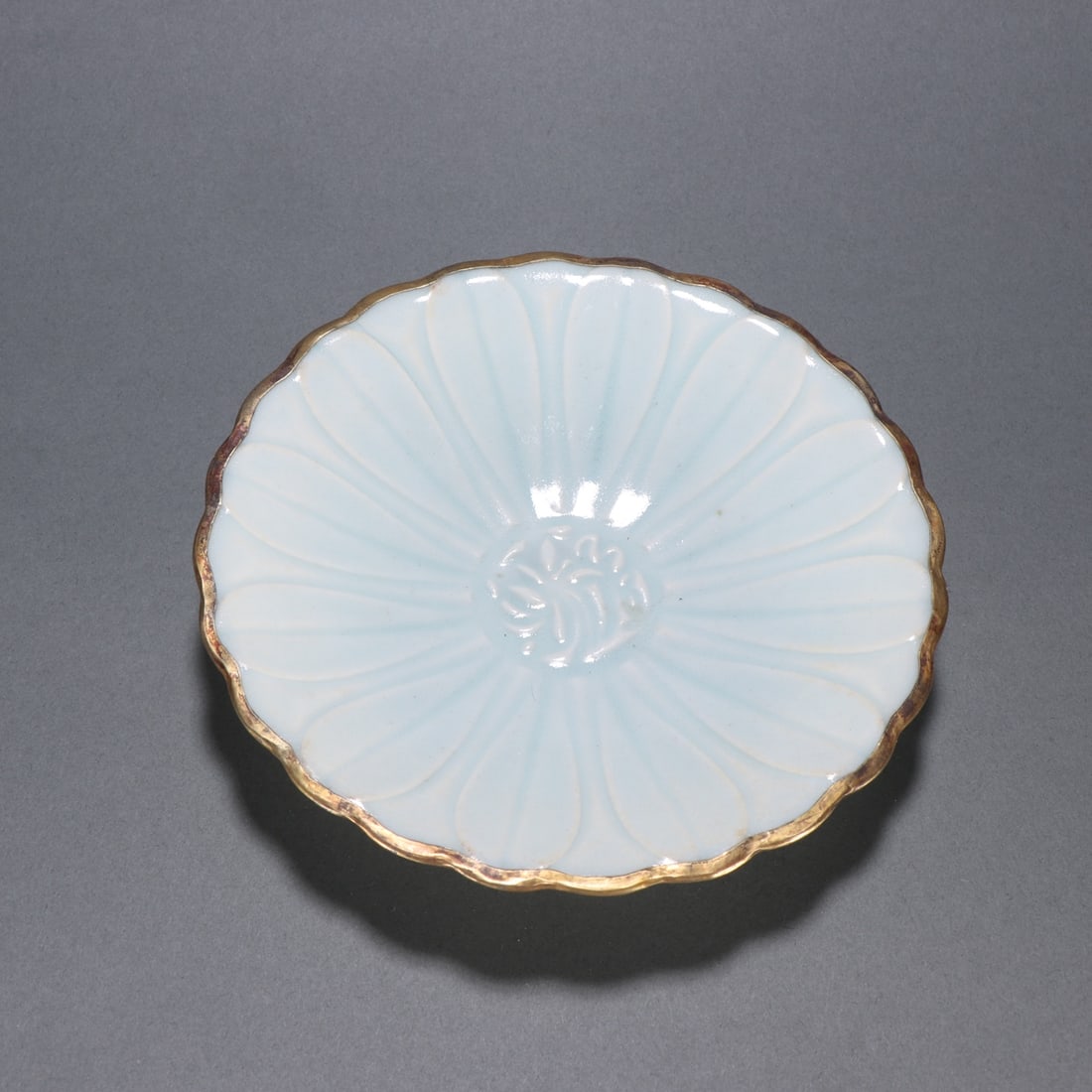 A golden lotus petal-shaped plate of the Hutian kiln in the Song Dynasty (1 of 9)