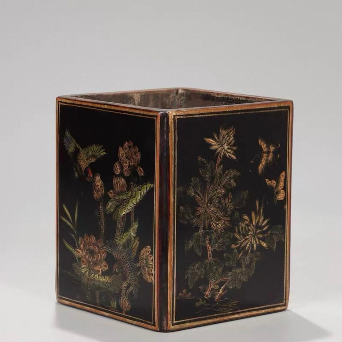 A Qing Dynasty wooden tire large vessel with gold painted flowers and birds: The Qing Dynasty's wooden tire large vessel is painted with gold and painted flowers and birds Size:H:12.8cmW:10.5cmW:0.2345kg (The Dimensions Of All Batches Are Manually Measured.If You Need More Det