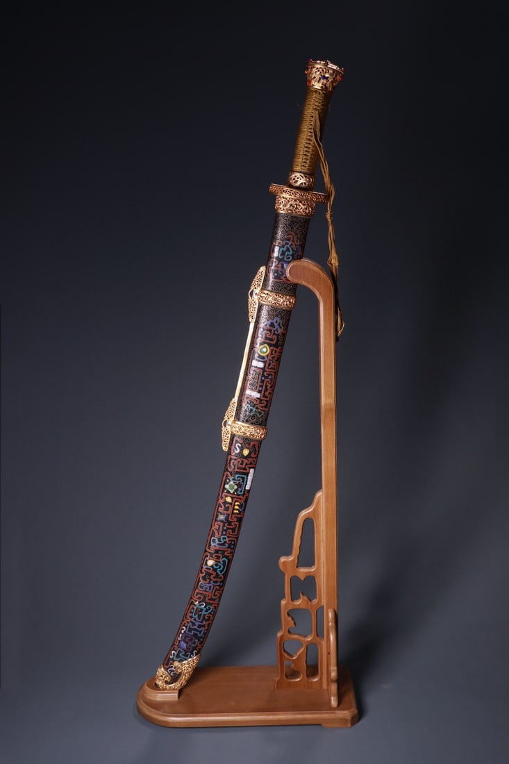 A fine copper-gilt Kuilong-patterned saber: Exquisite copper gilt Kui dragon pattern saber Size:Sheathedknife:99cmW:7.5cmBladeL:76cmW:3.6cmT:0.8cmW:2.28kg (The Dimensions Of All Batches Are Manually Measured.If You Need More Detailed Informatio