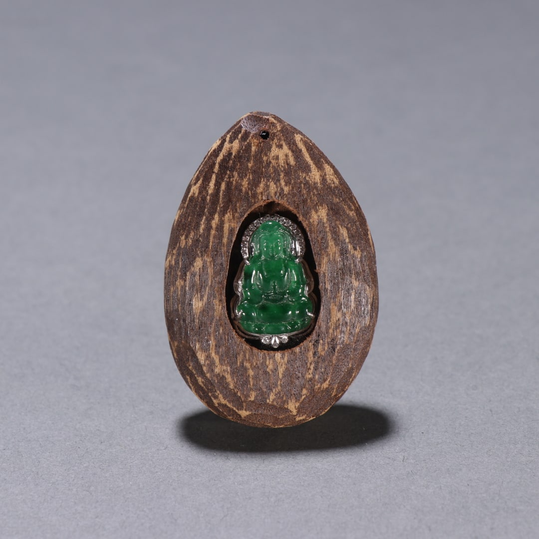 A beautiful agarwood inlaid jade Guanyin pendant: Exquisite agarwood inlaid jade Guanyin pendant Size:H:5.5cmW:3.8cmW:0.0259kg (The Dimensions Of All Batches Are Manually Measured.If You Need More Detailed Information, Please