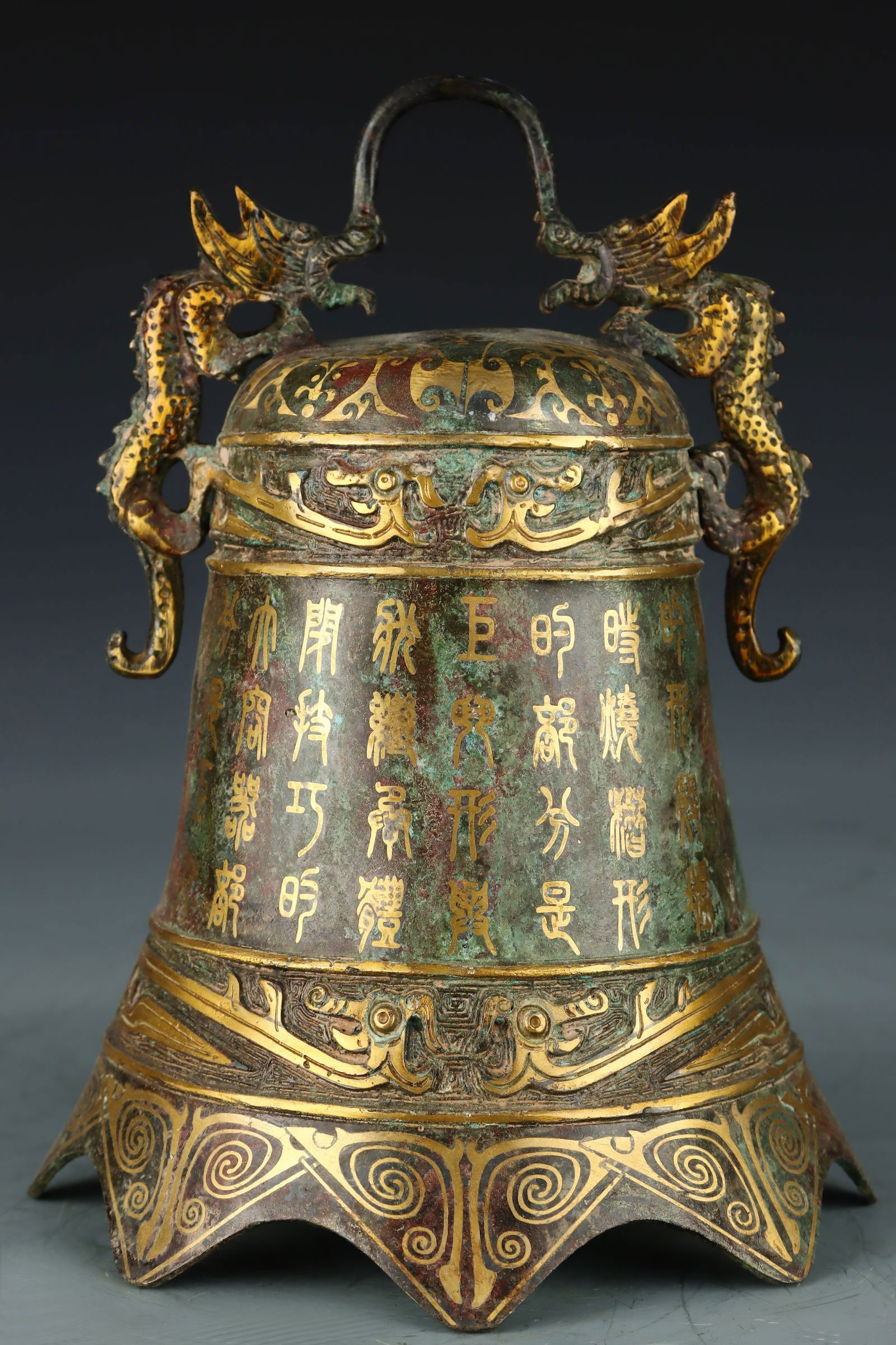 A fine bronze bell: Exquisite bronze bell Size:H:25cmW:18cmW:2.1kg (The Dimensions Of All Batches Are Manually Measured.If You Need More Detailed Information, Please Contact Our Customer Service Before