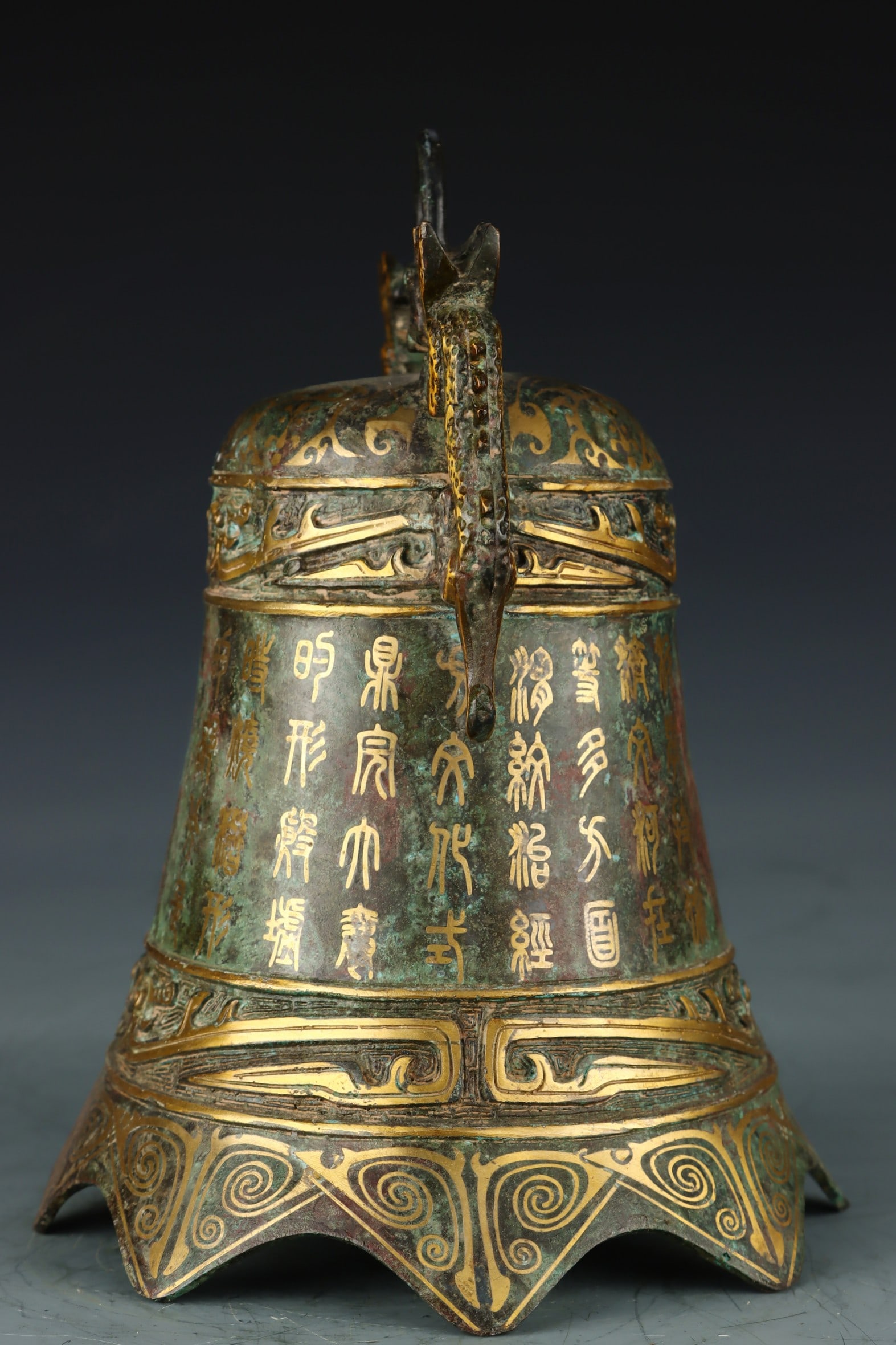 A fine bronze bell - 3