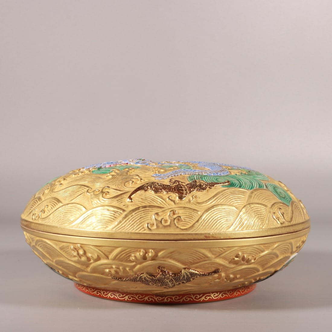 An Exquisite Enamel Seawater Pattern Dragon Pattern Box: An Exquisite Enamel Seawater Pattern Dragon Pattern Box Qing Dynasty, China Qianlong Six-character Mark Size:7.6cmx18cm (The Dimensions Of All Batches Are Manually Measured.If You Need More Detailed I