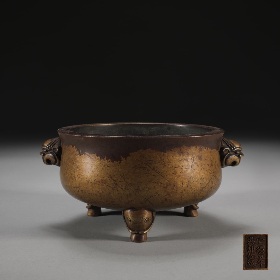 An Exquisite Bronze Double-Ears and Tripod Censer: An Exquisite Bronze Double-Ears and Tripod Censer Ming Dynasty, China Size:8.7cmx15.6cm Weight:1850g (The Dimensions Of All Batches Are Manually Measured.If You Need More Detailed Information, Please