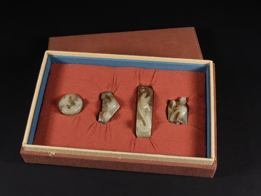 A Set of Fine White Jade Chi-Dragon Pattern Ornament (1 of 9)