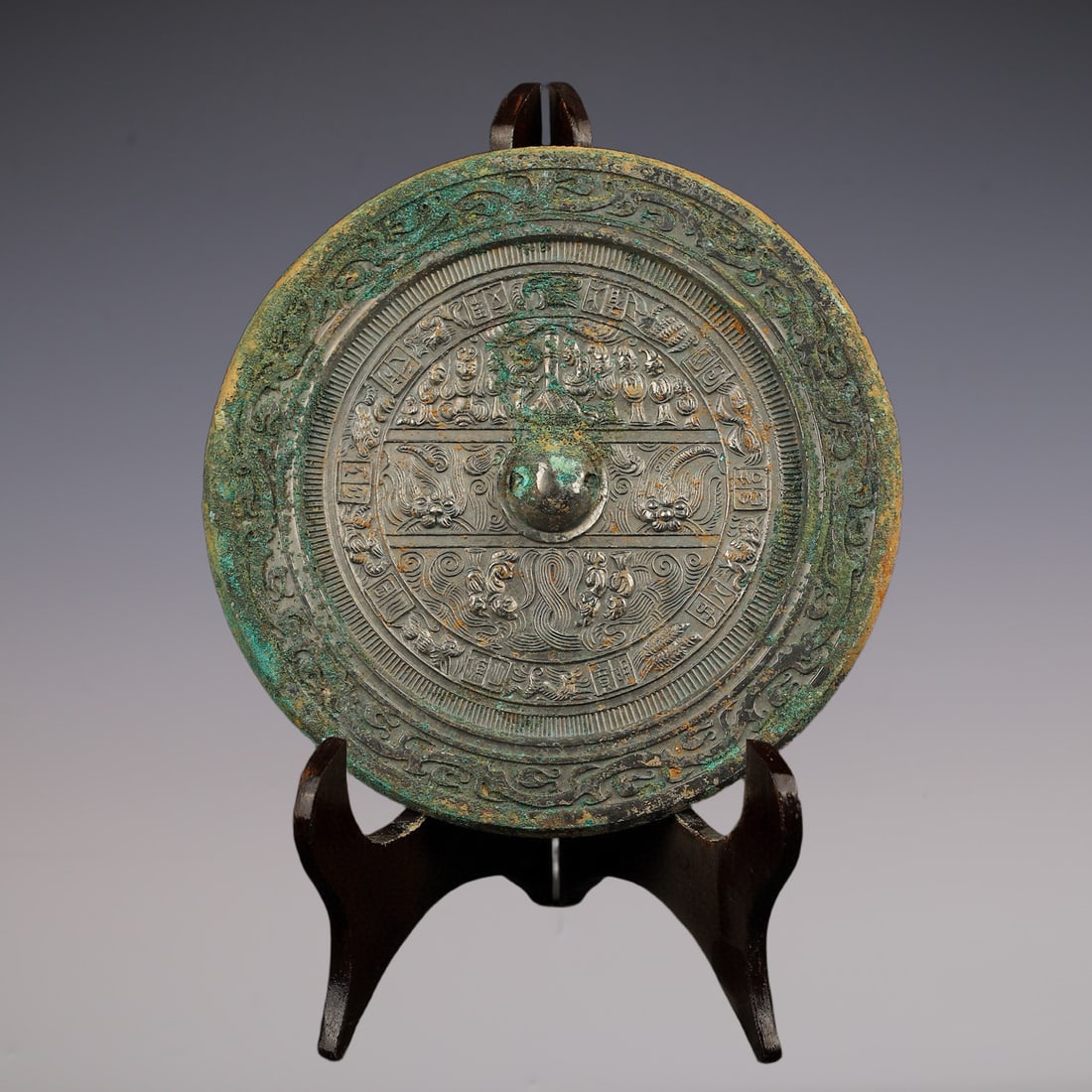 An Exquisite Bronze Figure Pattern Round Mirror: An Exquisite Bronze Figure Pattern Round Mirror Han Dynasty, China Size:18.1cmx0.5cm Weight:830g (The Dimensions Of All Batches Are Manually Measured.If You Need More Detailed Information, Please Cont