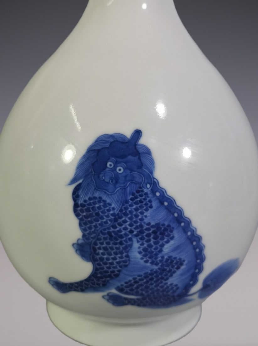 An Exquisite Blue and White Auspicious Beast Pattern Vase - 2