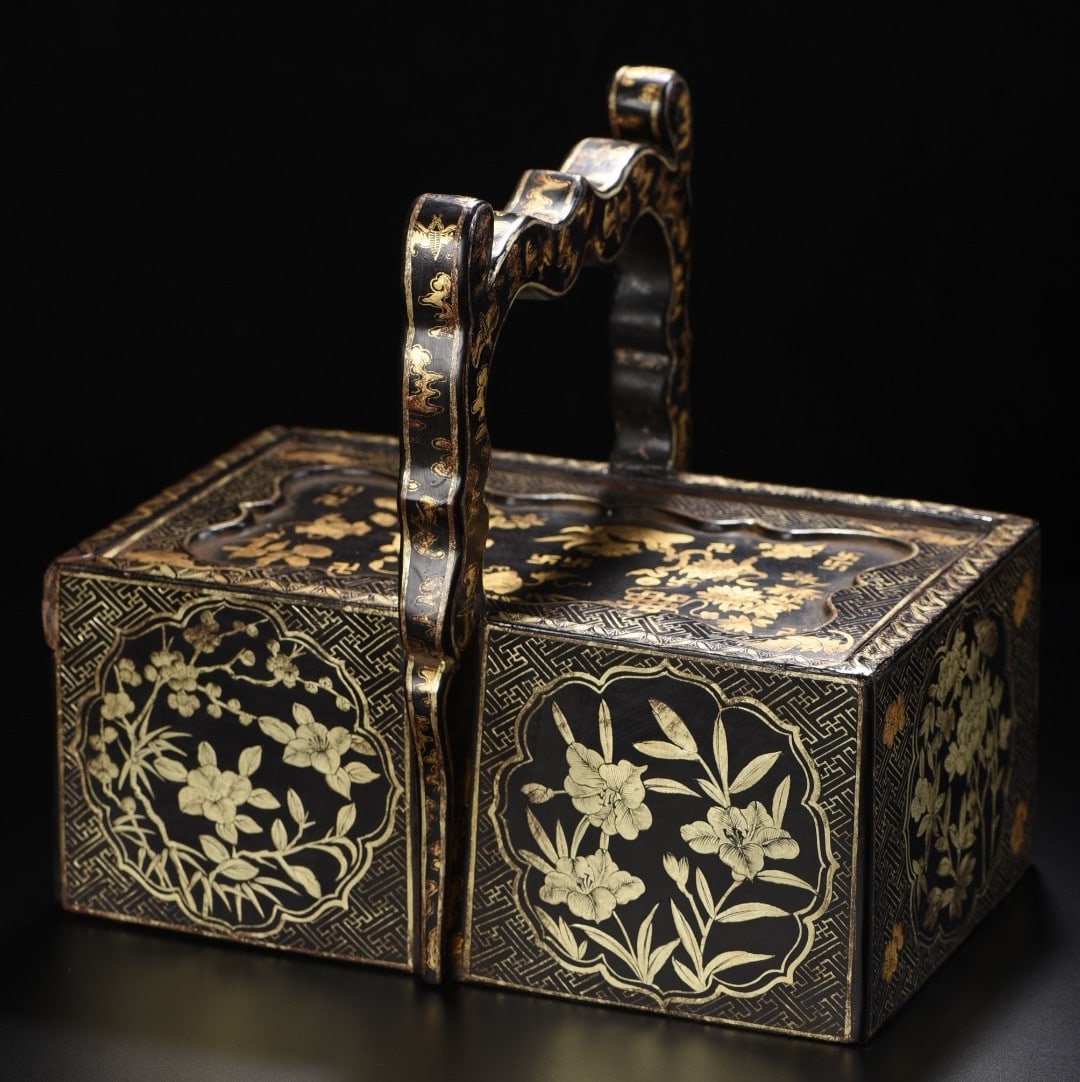 An Exquisite Black Lacquer Painted Gold Flower Pattern Box: An Exquisite Black Lacquer Painted Gold Flower Pattern Box Qing Dynasty, China Size:28cmx20cmx25cm Weight:810g (The Dimensions Of All Batches Are Manually Measured.If You Need More Detailed