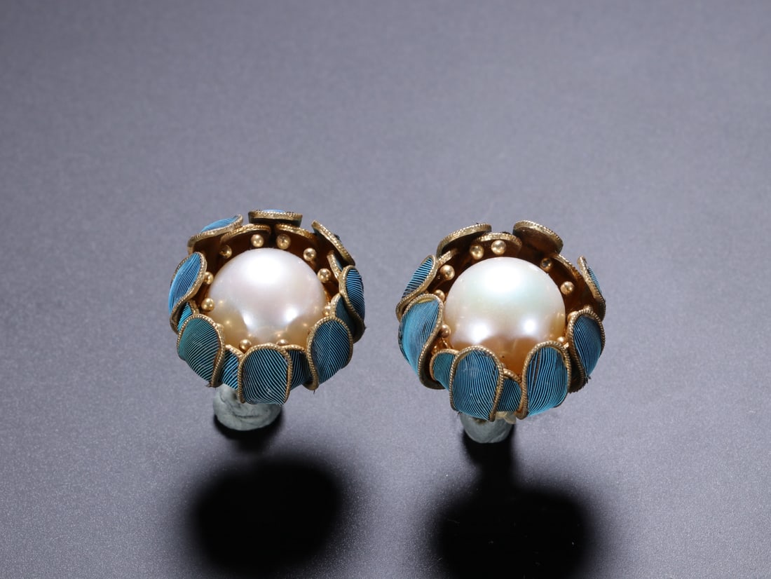 A Pair of Exquisite Gilt Bronze Inlaid Gems Earrings (1 of 12)