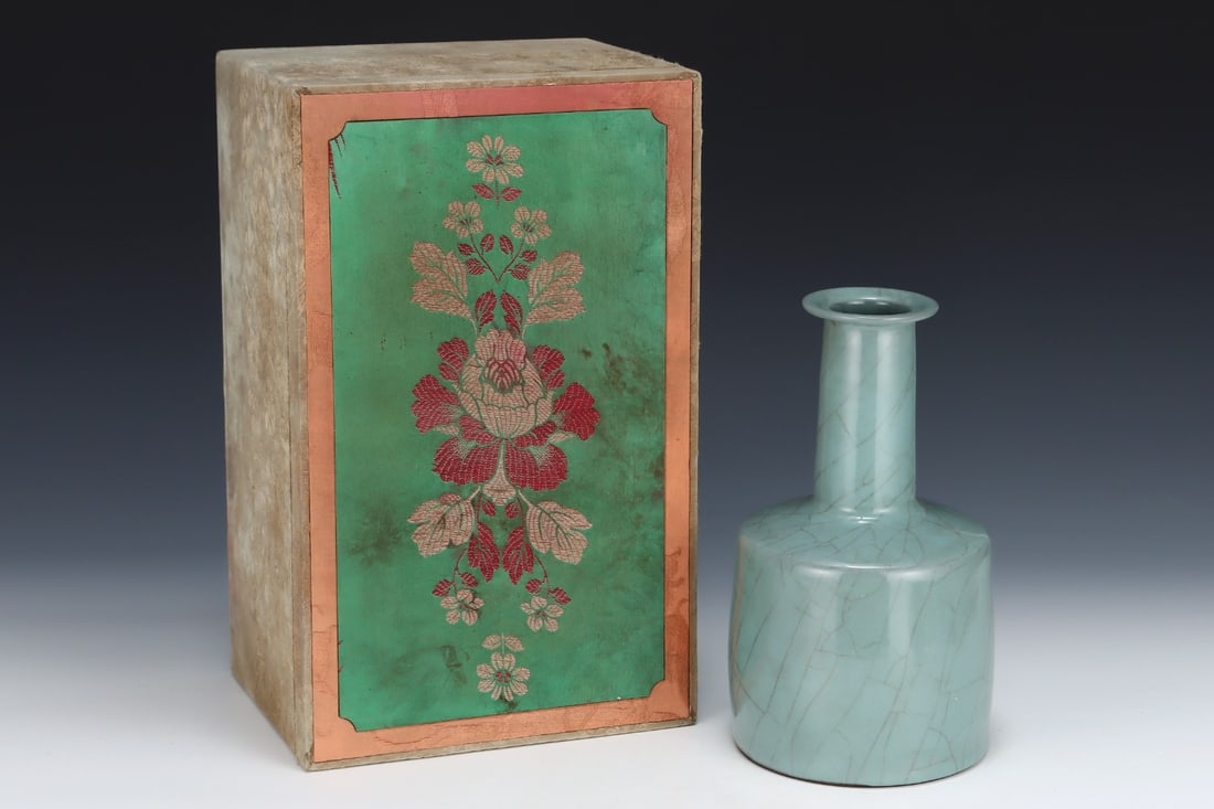 An Exquisite Guan yao Vase - 2