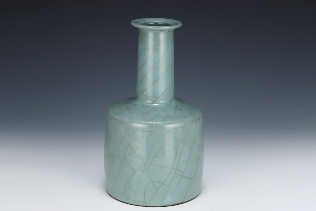 An Exquisite Guan yao Vase - 3