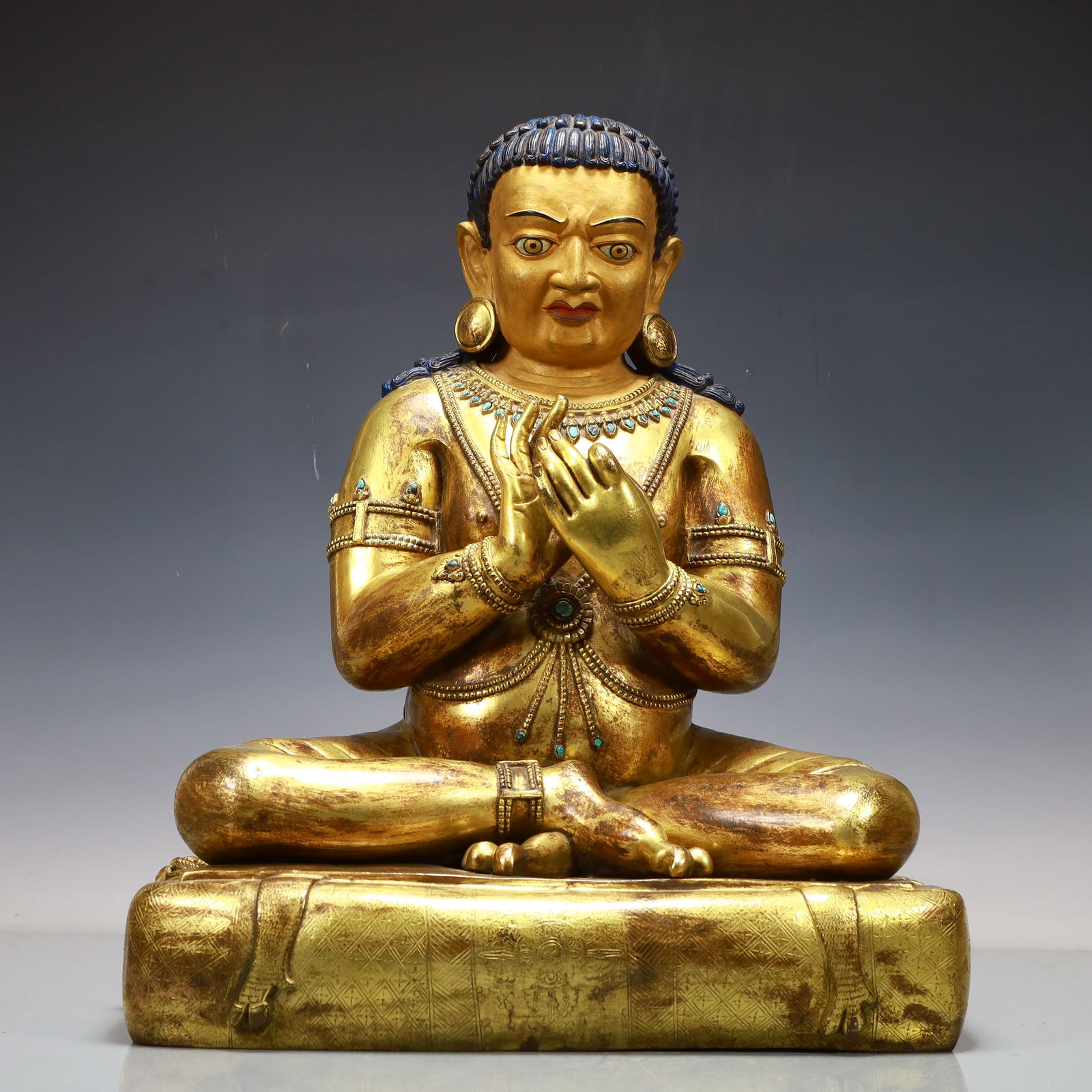A Exquisite Gilt Bronze Buddha statue: A Exquisite Gilt Bronze Buddha statue Ming Dynasty, China Size:35cmx27cmx47cm Weight:19350g (The Dimensions Of All Batches Are Manually Measured.If You Need More Detailed Information, Please Contact O