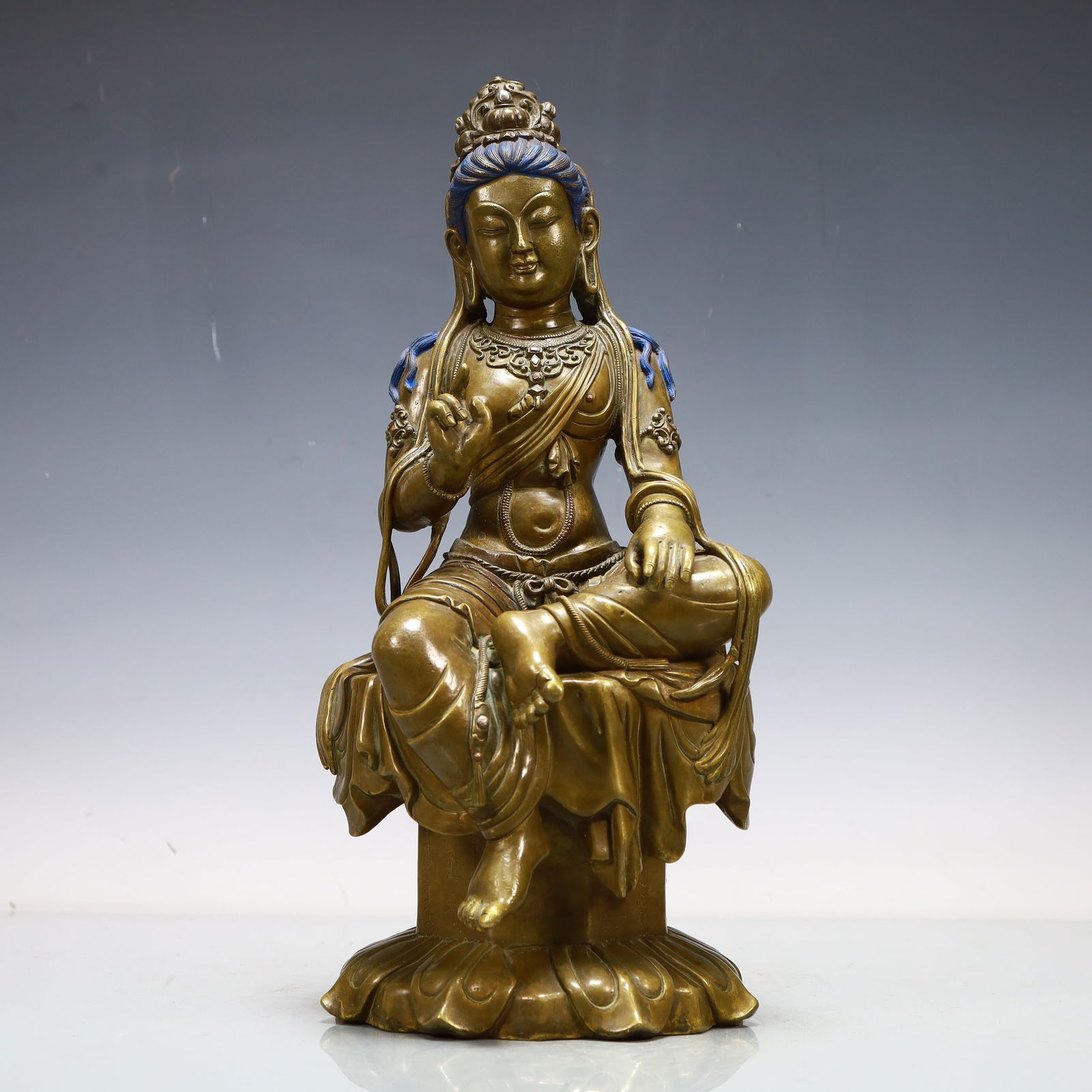 A Exquisite Coppery Statue of Avalokitesvara: A Exquisite Coppery Statue of Avalokitesvara Ming Dynasty, China Size:17cmx37cm Weight:7650g (The Dimensions Of All Batches Are Manually Measured.If You Need More Detailed Information, Please