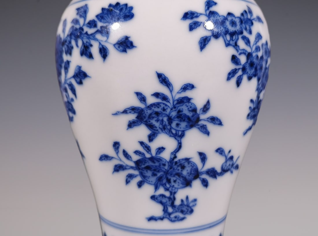 An Exquisite Blue and White Flower and Fruit Pattern Vase - 2