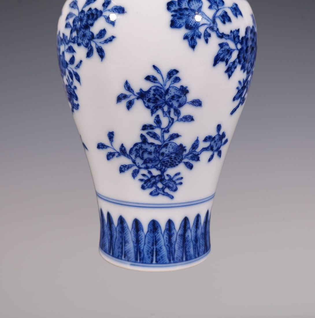 An Exquisite Blue and White Flower and Fruit Pattern Vase - 3