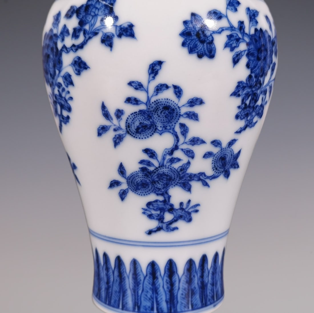An Exquisite Blue and White Flower and Fruit Pattern Vase - 4