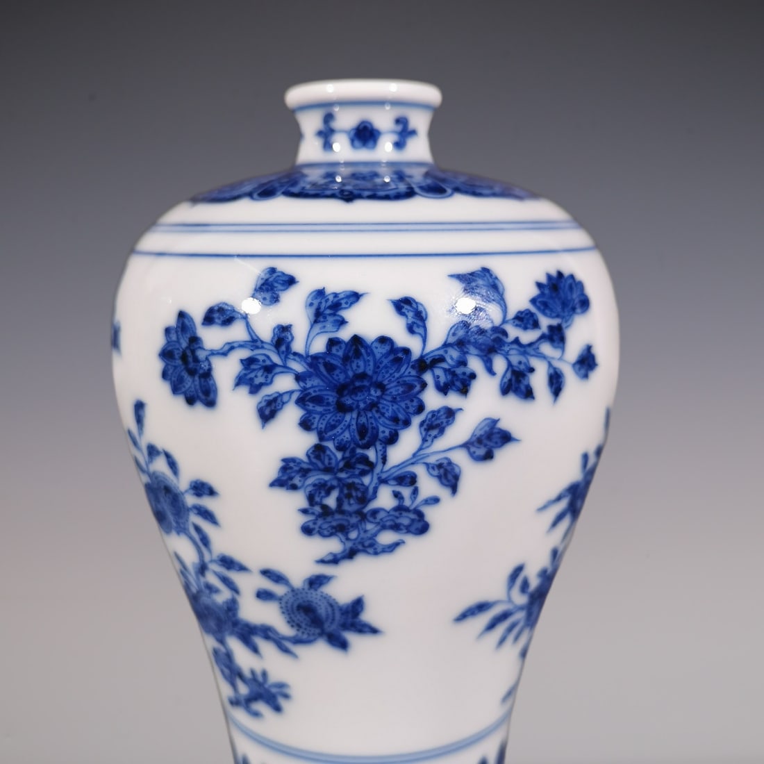 An Exquisite Blue and White Flower and Fruit Pattern Vase - 5