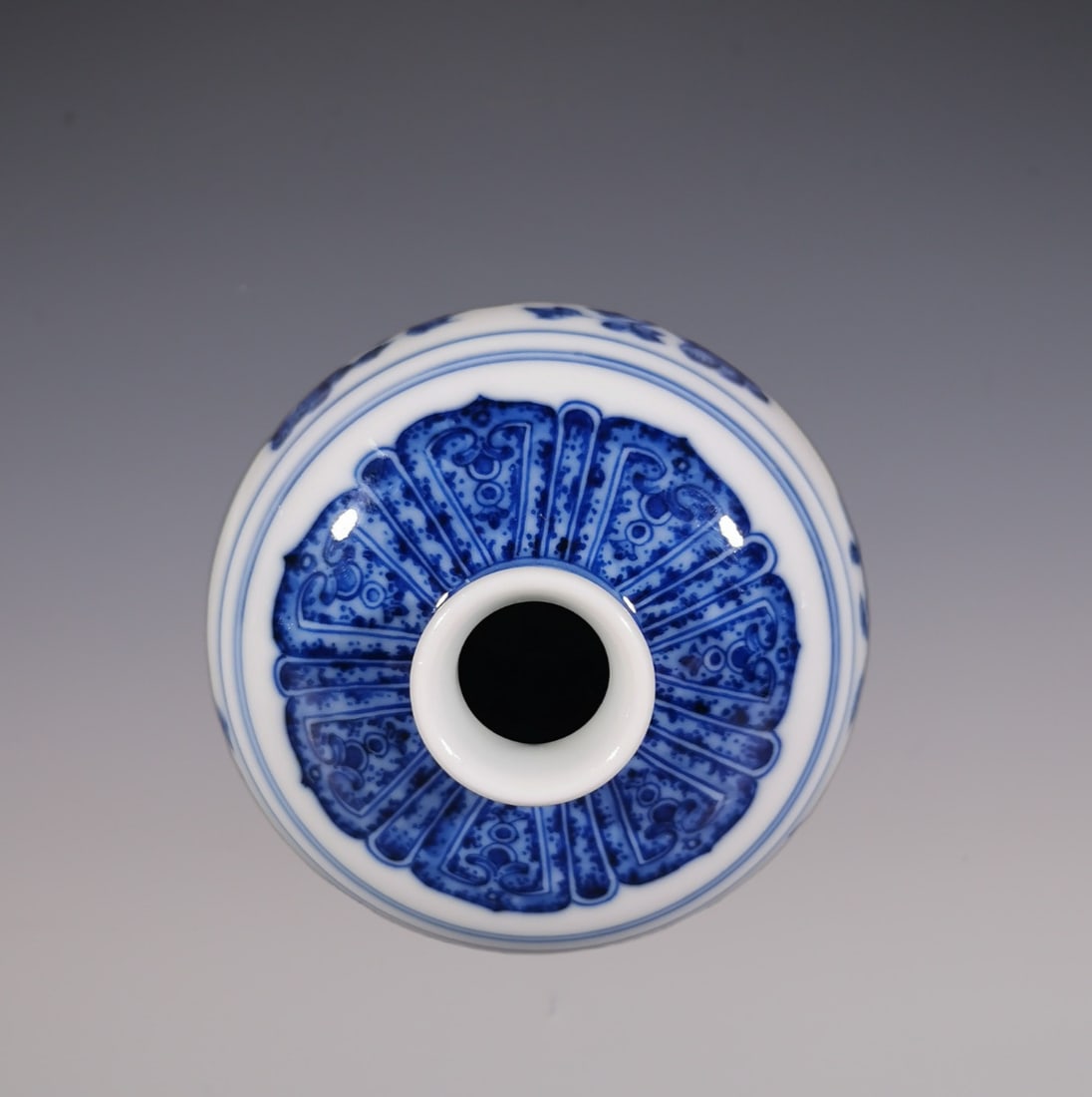 An Exquisite Blue and White Flower and Fruit Pattern Vase - 6