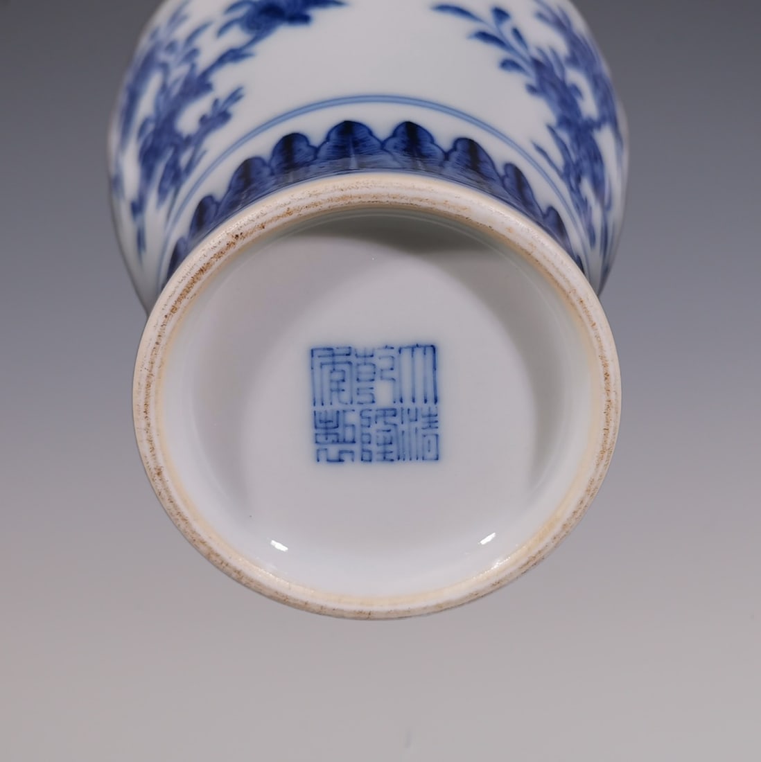 An Exquisite Blue and White Flower and Fruit Pattern Vase - 7