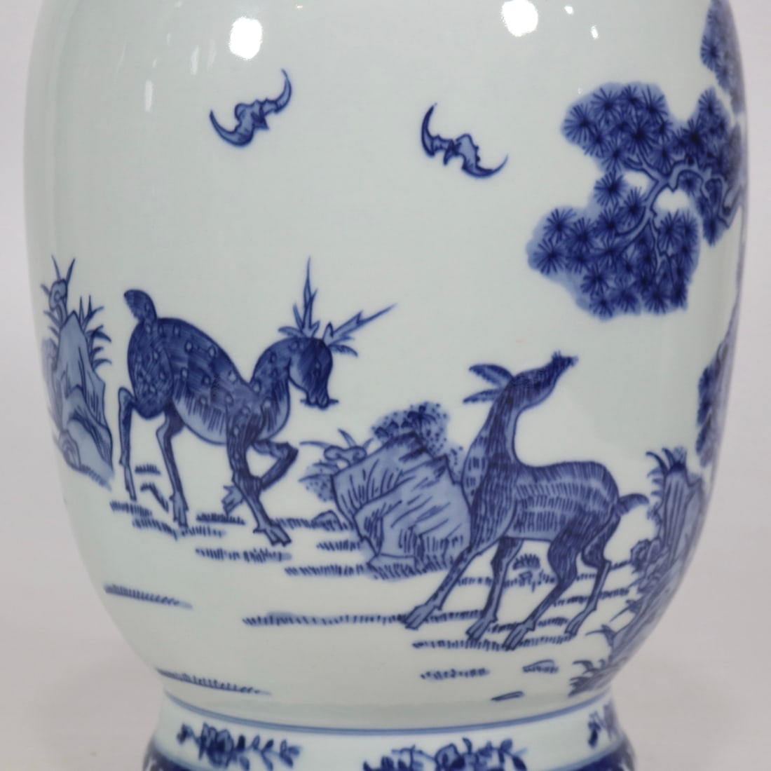 An Exquisite Blue and White Pine Pattern Sika Deer Pattern Vase - 6
