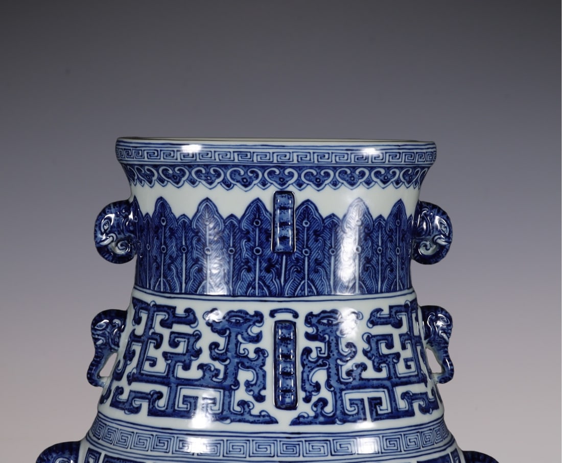 An Exquisite Blue and White Dragon Pattern Vase - 2