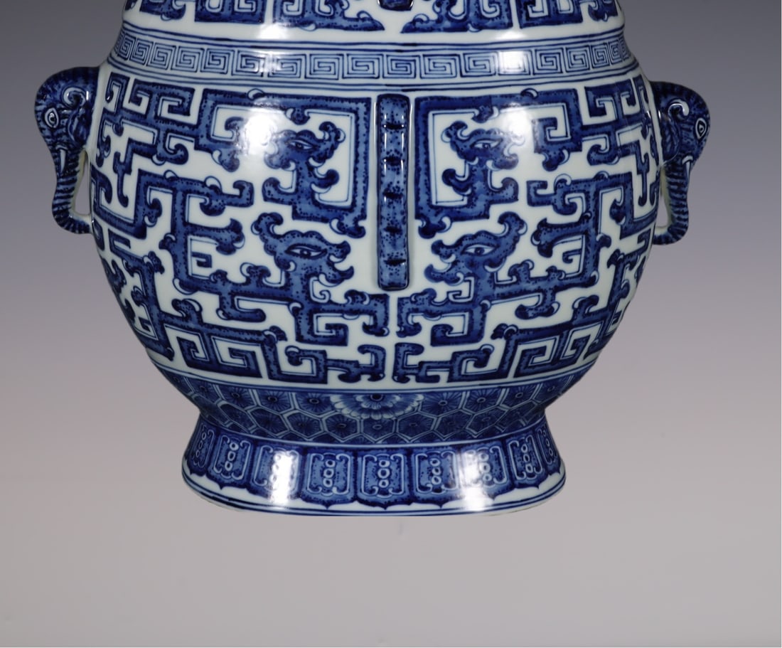 An Exquisite Blue and White Dragon Pattern Vase - 3