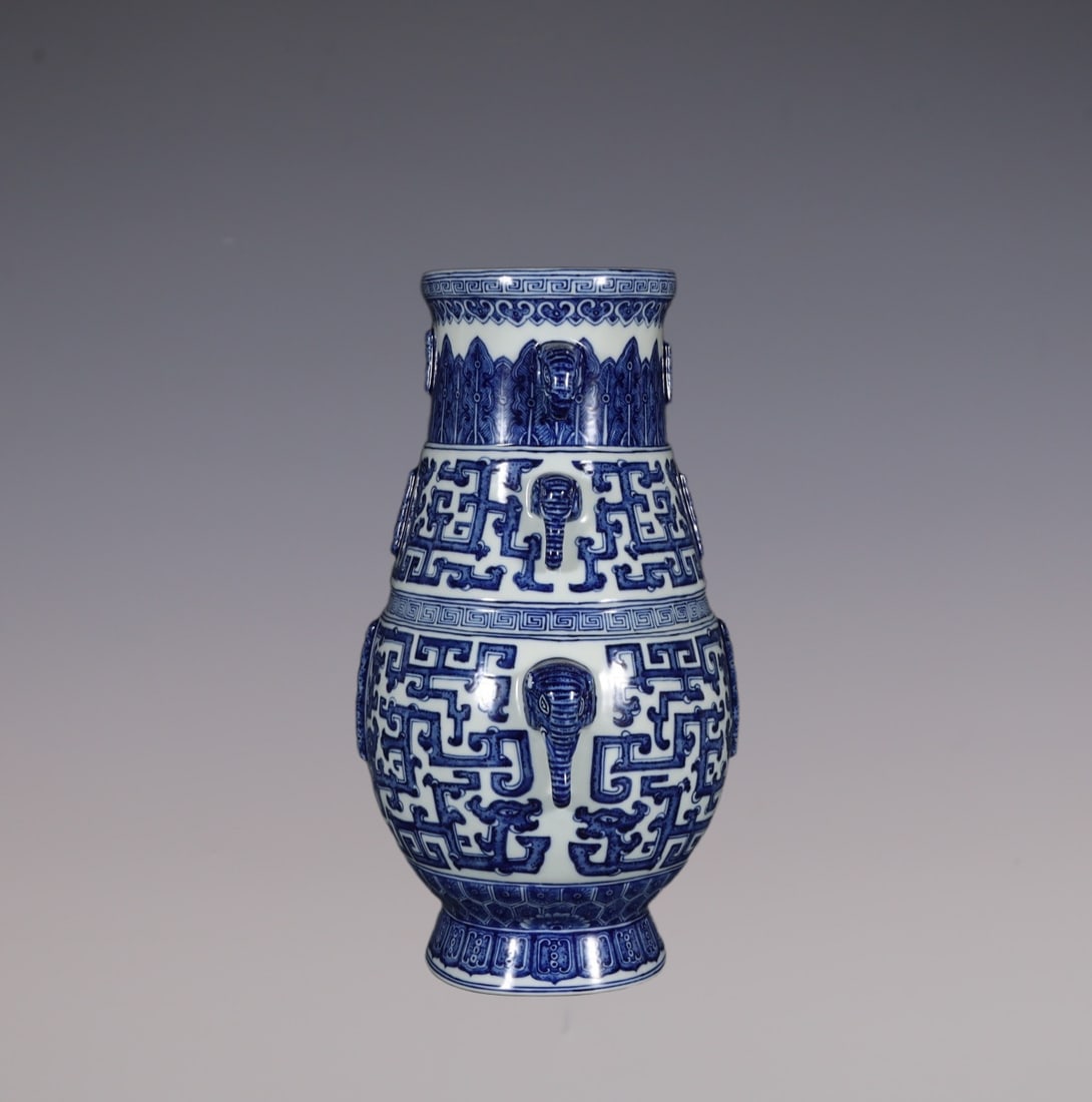 An Exquisite Blue and White Dragon Pattern Vase - 4